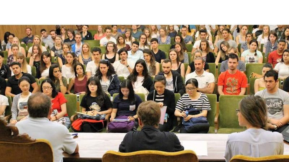 Momento de la recepción que brindó la Universidad de León a los alumnos que se formarán el primer semestre en sus aulas. DL