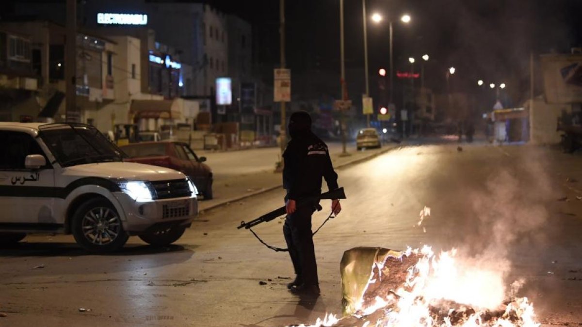Las fuerzas de seguridad buscan en Ettadhamen, en la periferia de Túnez, a algunos participantes en las protestas, en la noche del miércoles.