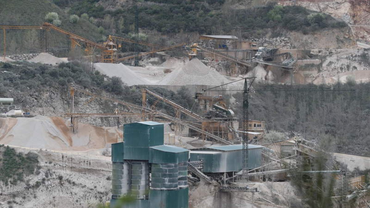 Los ecologistas piden a la Junta el cierre de la cantera después de haber informado negativamente el estudio de impacto ambiental.