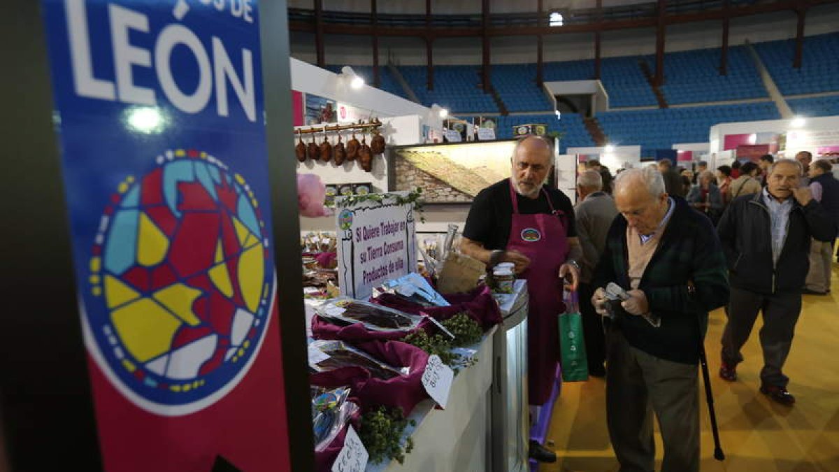Los stands de embutidos copan gran parte del espacio de la feria, que ayer recibió sus primeros visitantes; en la última imagen la cecina de Valdellán.