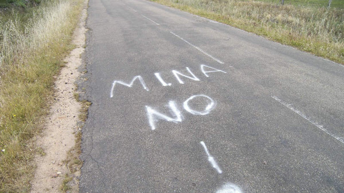 Una pintada contra la instalación de la mina de uranio en Salamanca. TONI TIELES