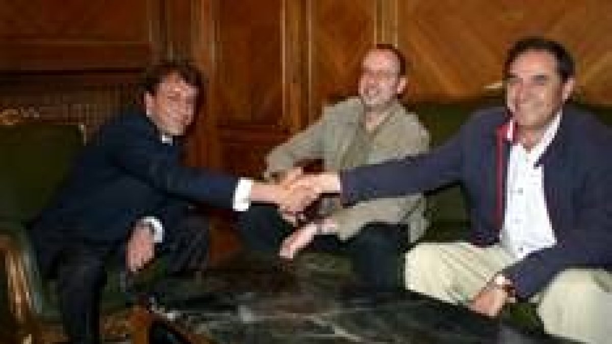 Javier García-Prieto firmó el convenio con Ignacio Fernández y Arturo Fernández