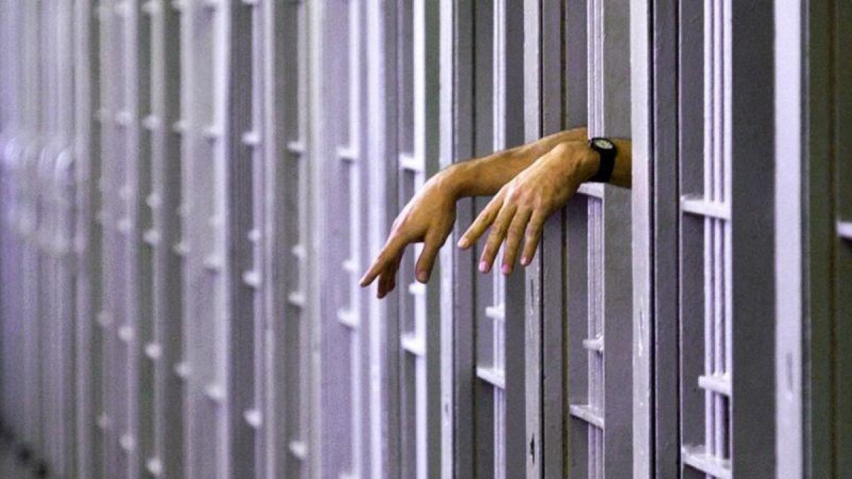 Una persona entre rejas.