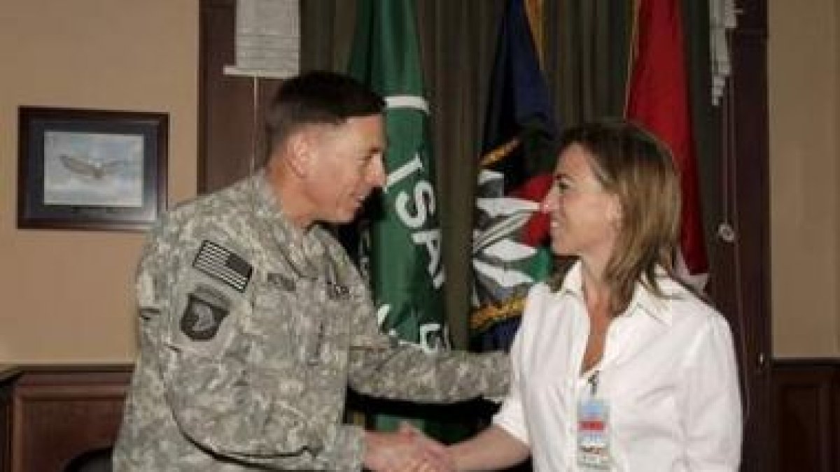 La ministra Chacón saluda al comandante Petraeus en su visista a Afganistán.