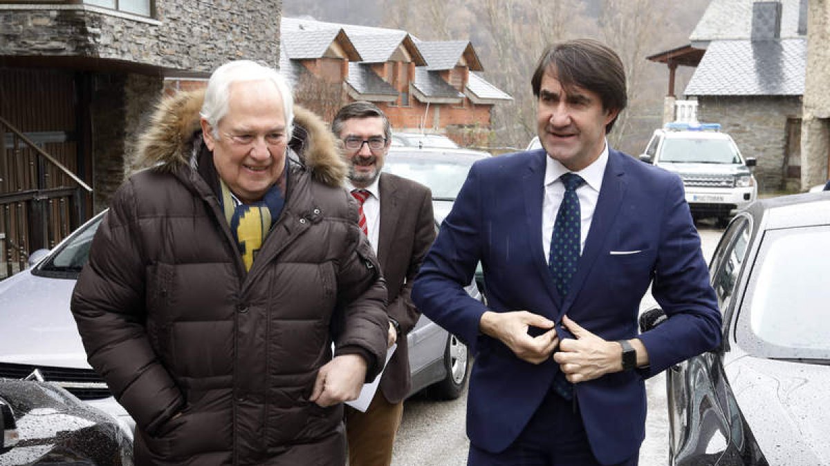 El consejero, a la derecha, acompañado por el delegado territorial, a su llegada a Encinedo. MARCIANO PÉREZ