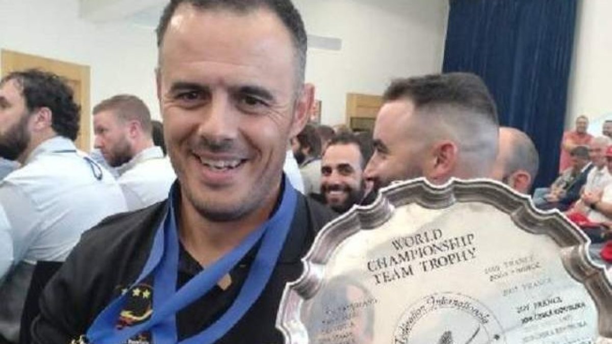 Santos Becerro con las dos medallas logradas en el pasado Mundial. DL