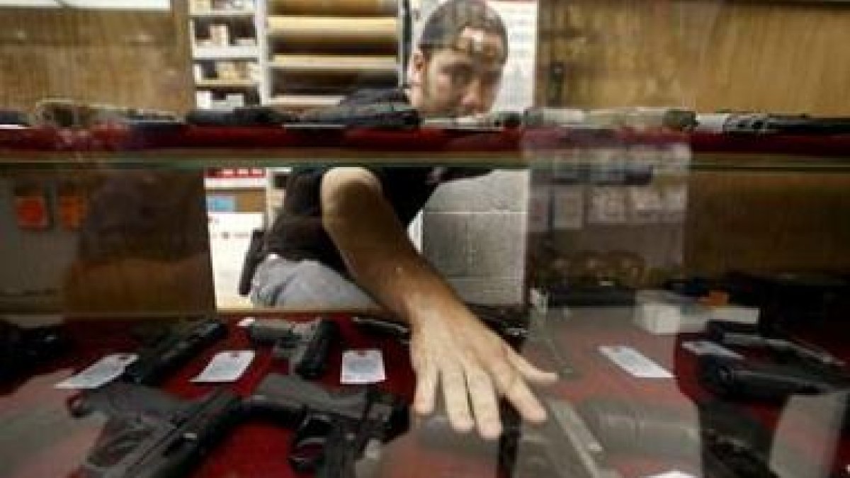 Un vendedor de armas en el Bulls Eye Pistol Range, en una imagen de archivo.
