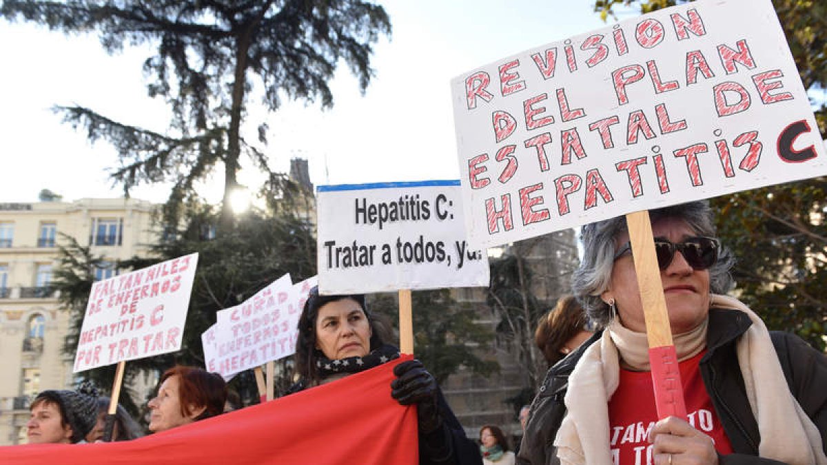 Afectados protestan a las puertas del Congreso, ayer en Madrid. FERNANDO VILLAR