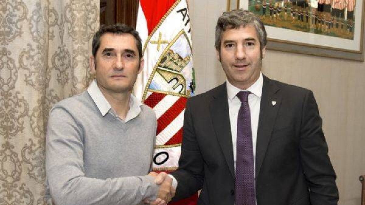 Ernesto Valverde (izquierda) y el presidente del Athletic, Josu Urrutia, tras la renovación del técnico.
