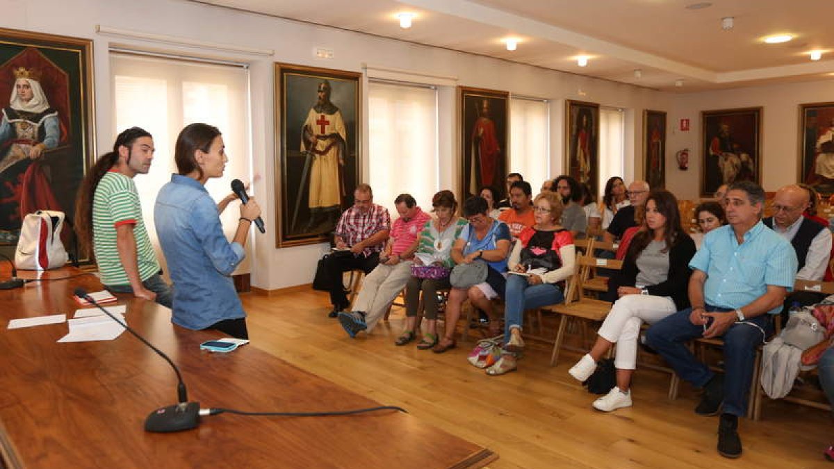 Del encuentro promovido por León Despierta ha surgido un grupo de trabajo municipal.