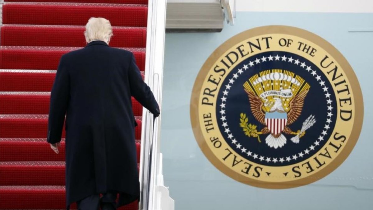 Trump sube la escalerilla del 'Air Force One'.