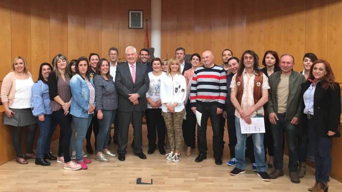 El delegado de la Junta y la alcaldesa, con los beneficiarios de los programas del Ecyl en San Andrés. DL