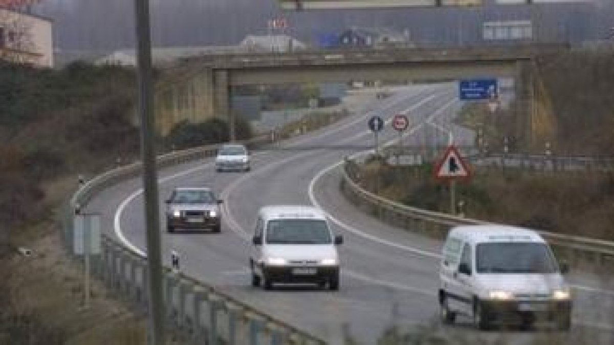 El PSOE aventuraba ayer en su web que las máquinas estarían en el 2012 convirtiendo la N-120 en auto