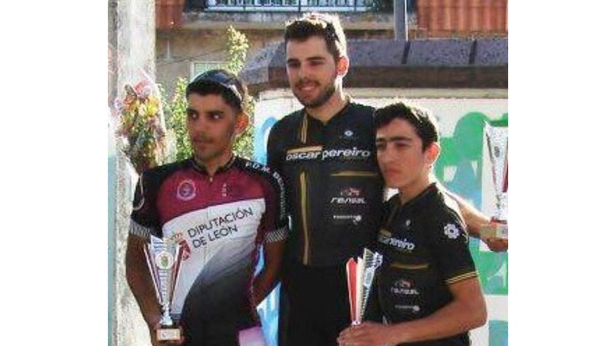 Sergio López e Iván Dias subieron al podio por el Dipuleón. DL