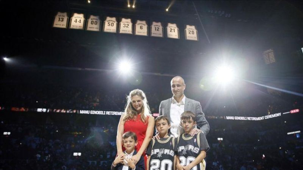 Manu Ginóbili, junto a su familia posa con su camiseta colgada en el AT&T Center