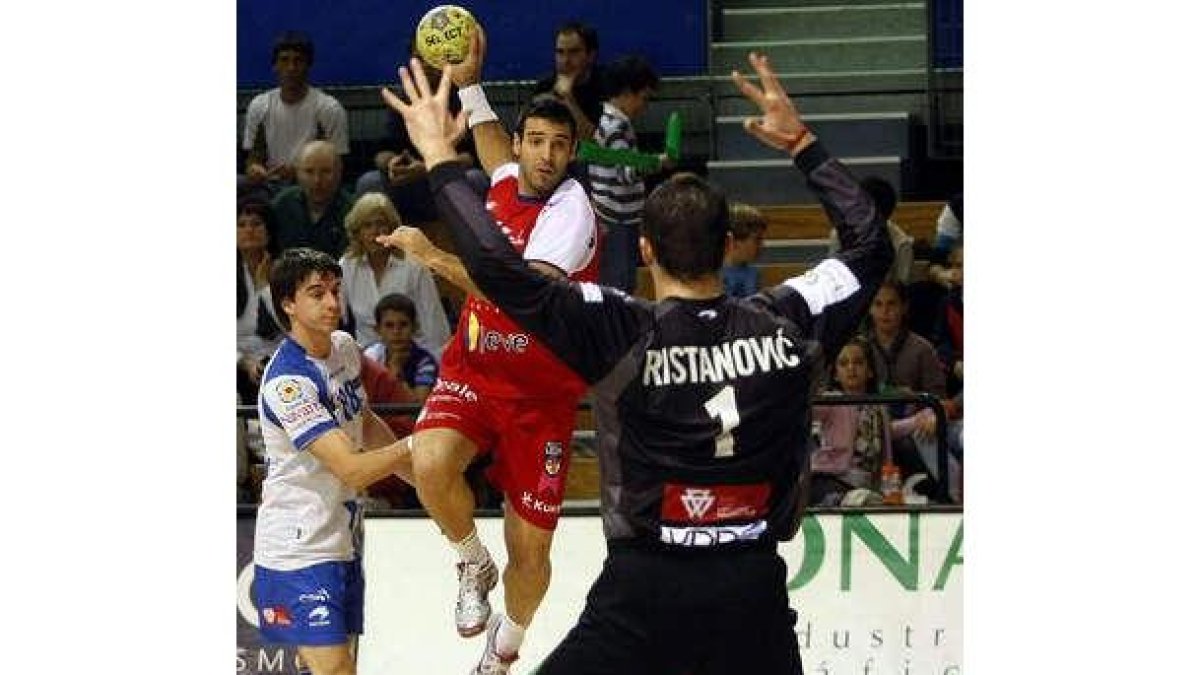 Ortigosa intenta superar a un Ristanovic que fue un muro.