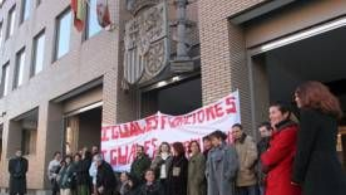 Los funcionarios de Ponferrada se concentraron ayer a las puertas del Palacio de Justicia