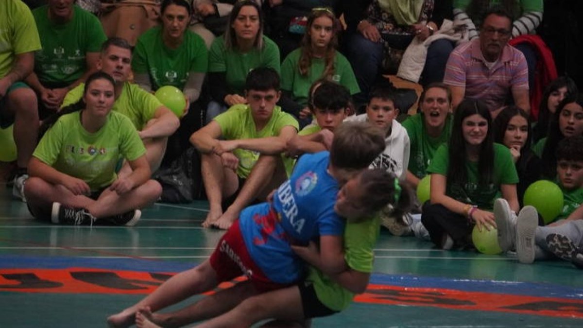 La Montaña le ha vuelto a ganar a la Ribera, a pesar de las bajas, en el corro de lucha leonesa.