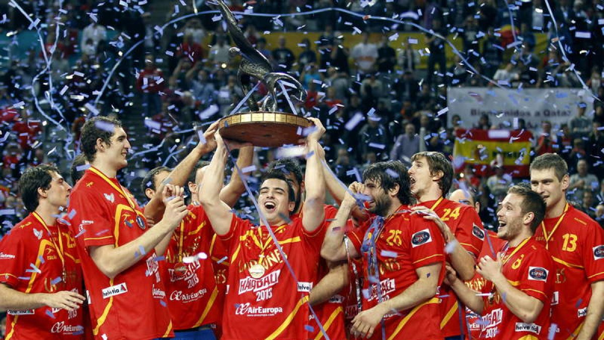 Arriba el ademarista Ruesga levanta el trofeo de campeones del mundo. Debajo, Cadenas.