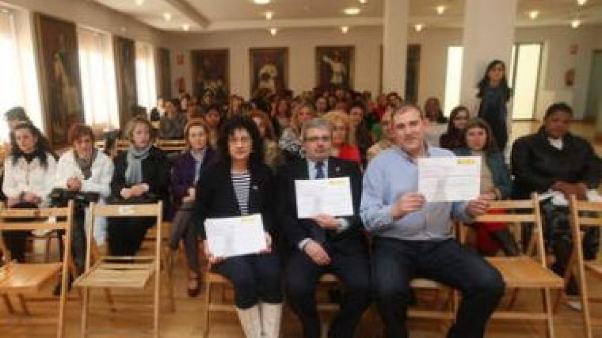 Teresa Gutiérrez, Agustín Pérez Lamo y Vicente Canuria, con los diplomas del curso.