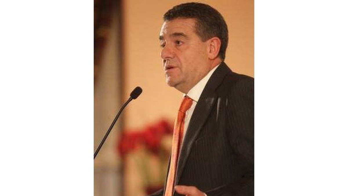 El candidato de IAP a la alcaldía se prodigó en saludos.