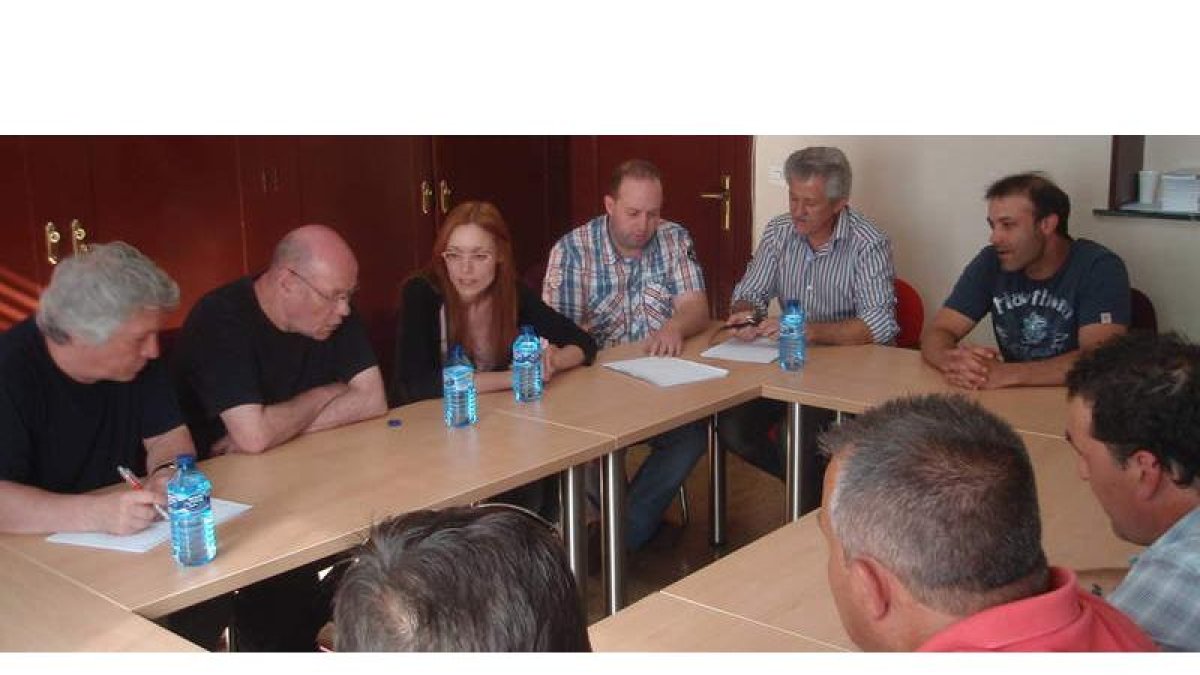 Los mineros ingleses, primero y segundo por la izquierda, con los sindicalistas leoneses.