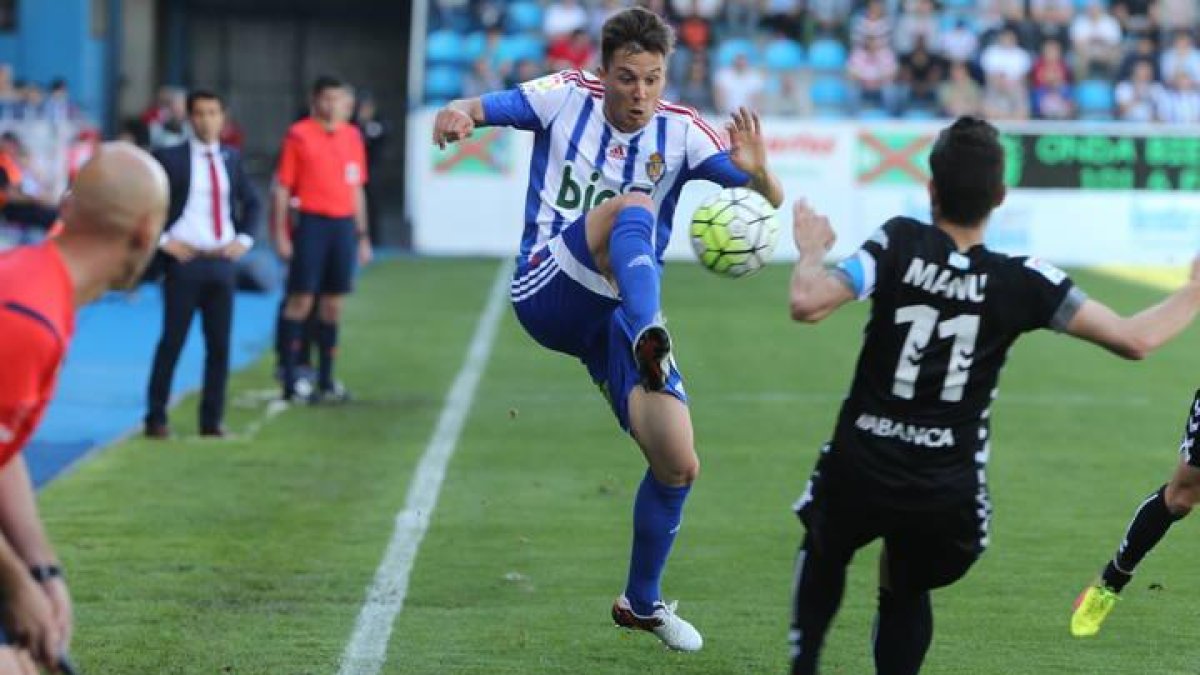 Adán Gurdiel en un partido de la Ponferradina.