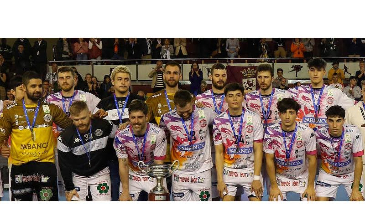 El Ademar inaugura hoy los cuartos de final de la Copa del Rey en Santander. FERNANDO OTERO