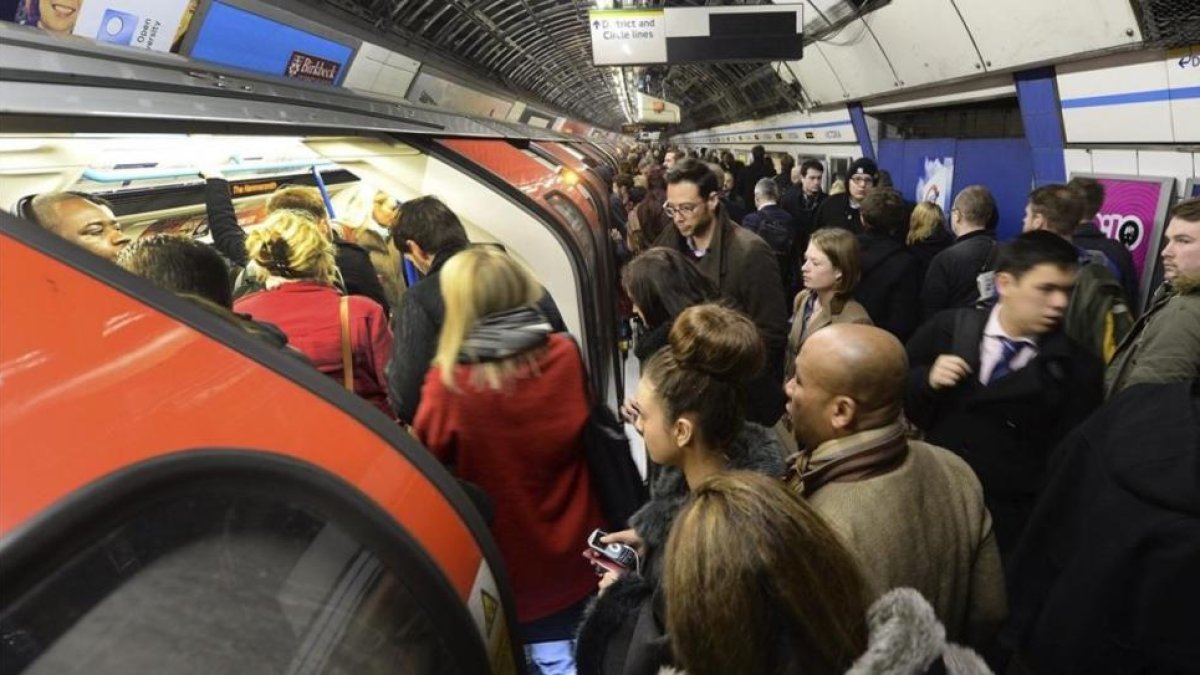 Pasajeros en el metro de Londres.