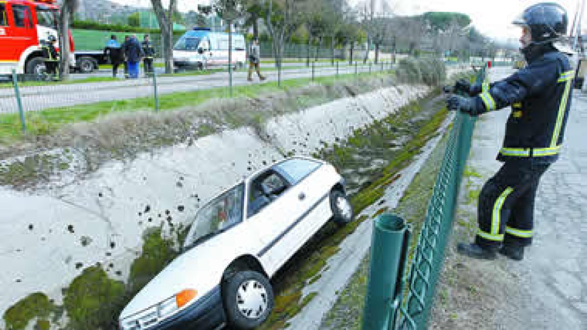El coche, ayer por la mañana en el interior del Canal a su paso por el barrio de Compostilla.