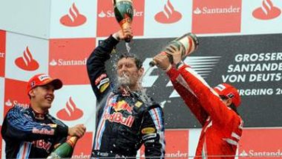 El australiano Mark Webber, vencedor, junto a su compañero Vettel, segundo, y Massa.