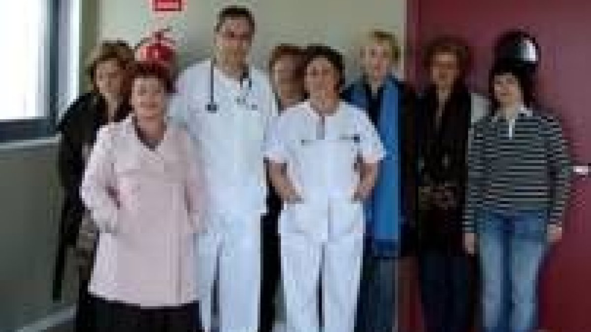 Un grupo de voluntarios posan con el doctor Ramos en el Hospital de León
