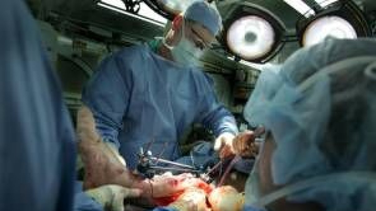 Los médicos de la base de Balad operan al herido