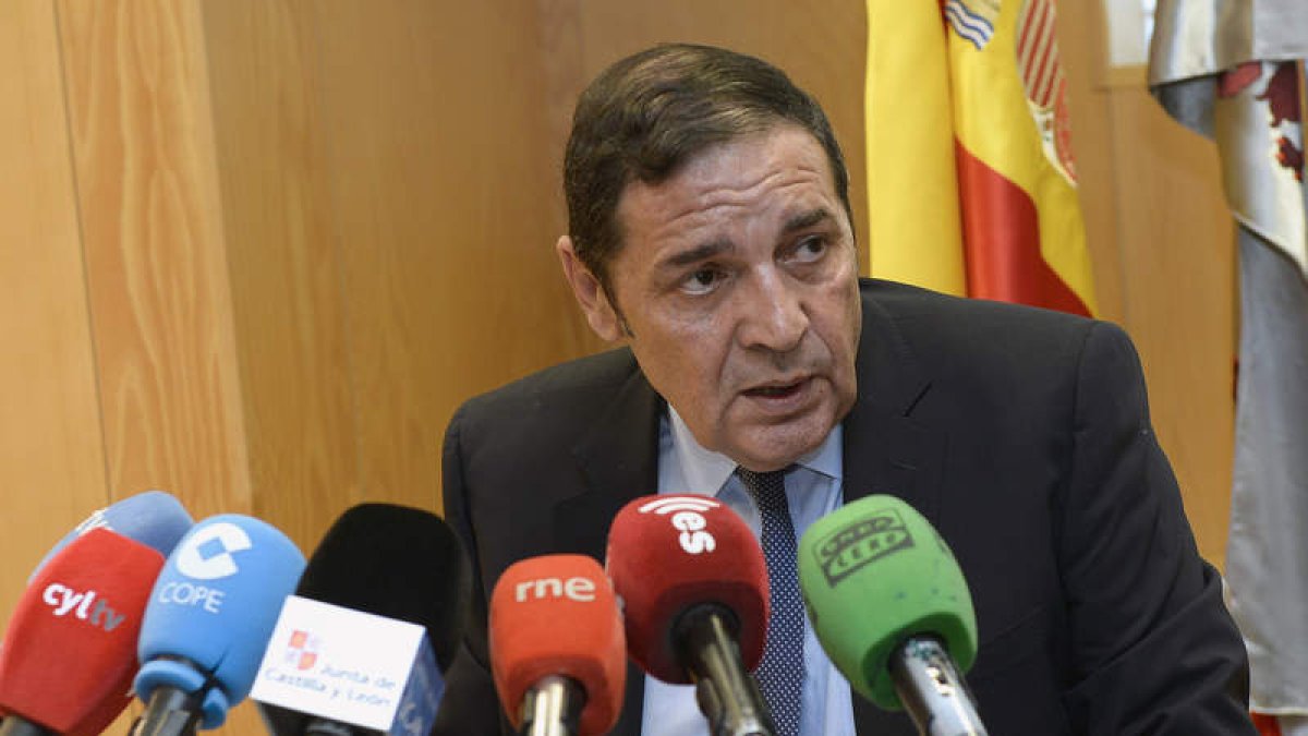 El consejero de Sanidad, Antonio María Sáez, durante la rueda de prensa de ayer. NACHO GALLEGO