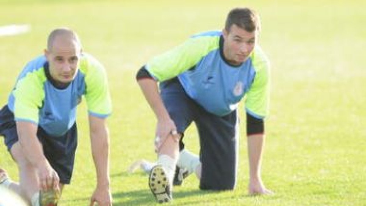 Todo hace indicar que Calzado, a la derecha junto a Mato, recuperará la titularidad el domingo.