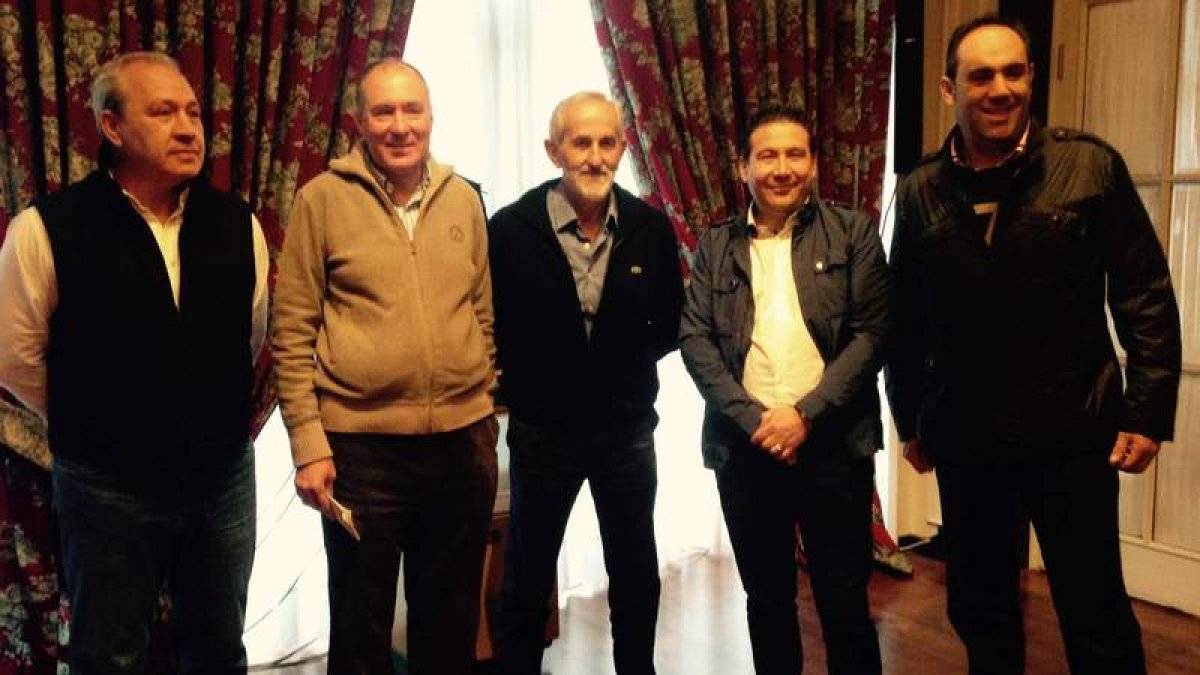 José Antonio González, Sendino, Llorente, Luis Mariano Santos y Valentín Martínez, anoche.