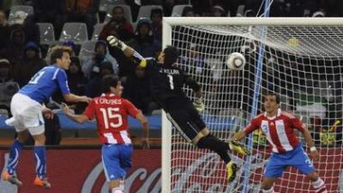 El italiano De Rossi aprovecha el mal despeje de Villar para situar el empate en el marcador.