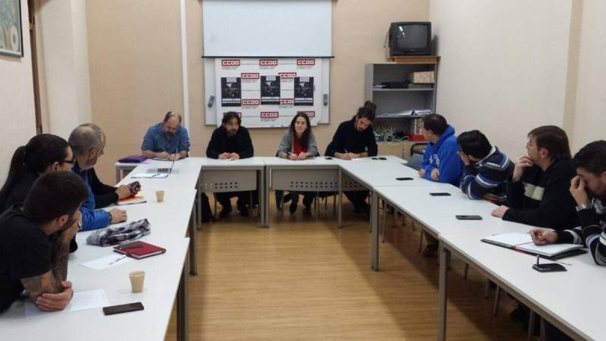 Óscar Guardingo, Rafa Mayoral, Ana Marcello y Alberto Rodríguez, con los trabajadores de la Vasco.