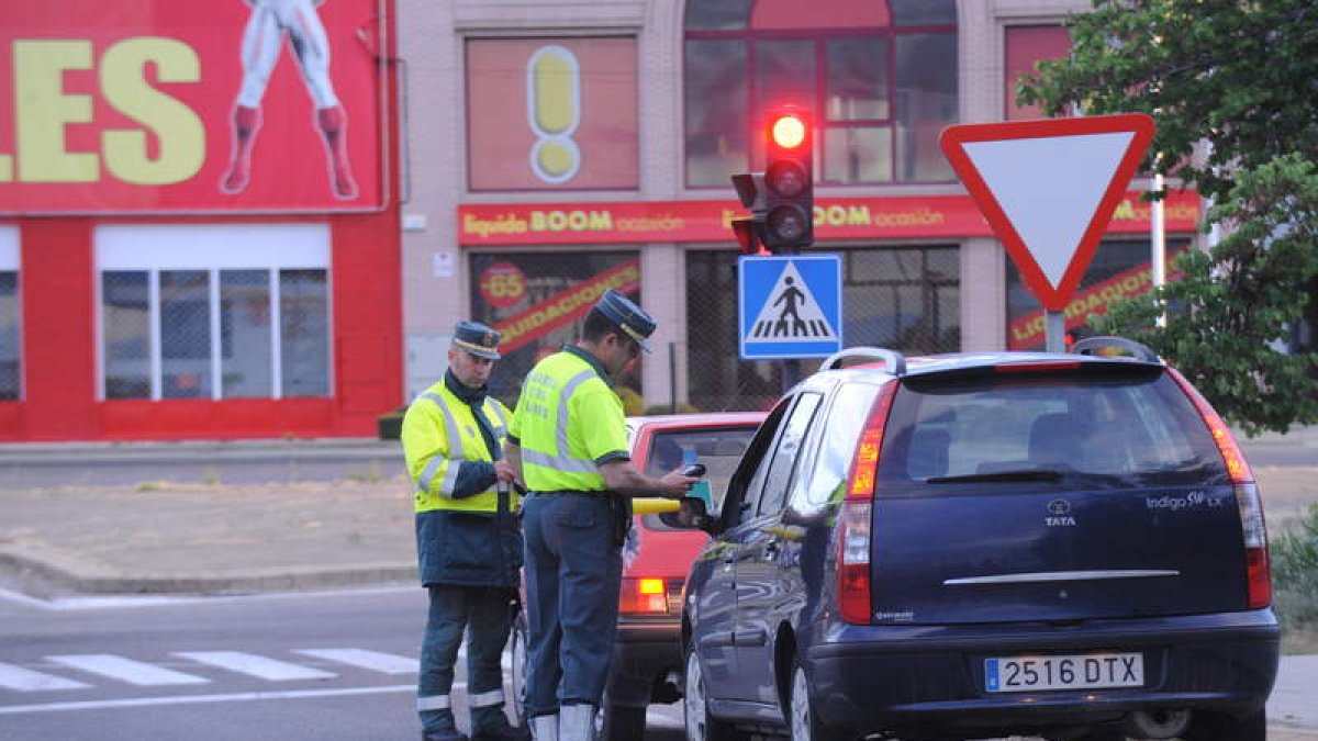 Agentes de la Guardia Civil en un control, en foto de archivo.
