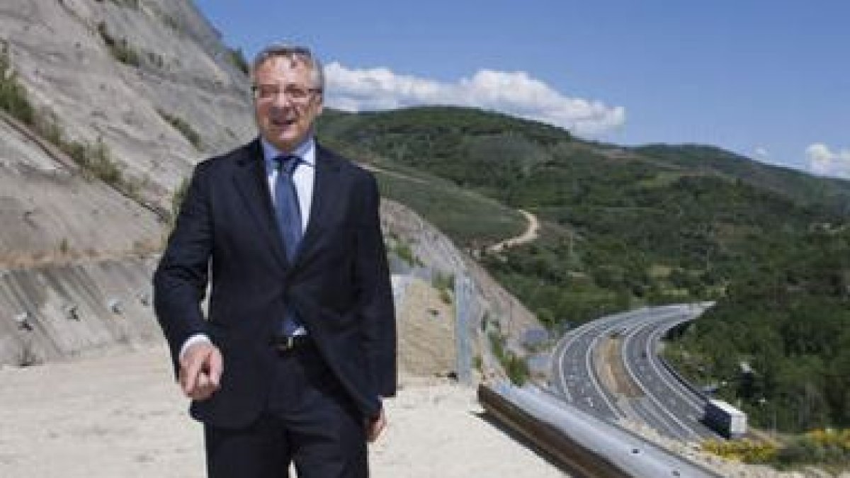 El ministro de Fomento, José Blanco, ayer en el talud de la sierra de La Escrita, en Trabadelo.