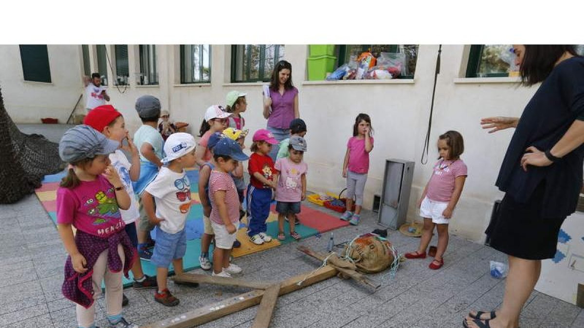 Además de aprender a cuidar un huerto, y a plantar productos del campo, los pequeños construyeron un espantapájaros. RAMIRO