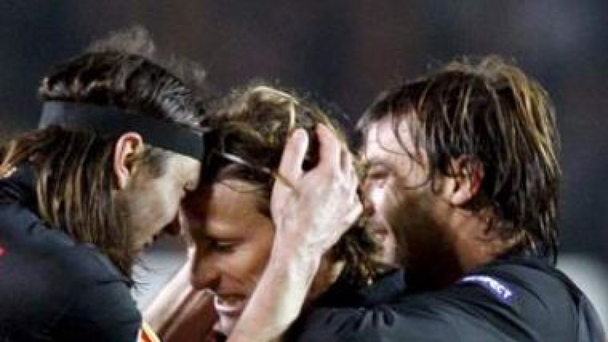 Forlán celebra el gol que dio la final con sus compañeros.