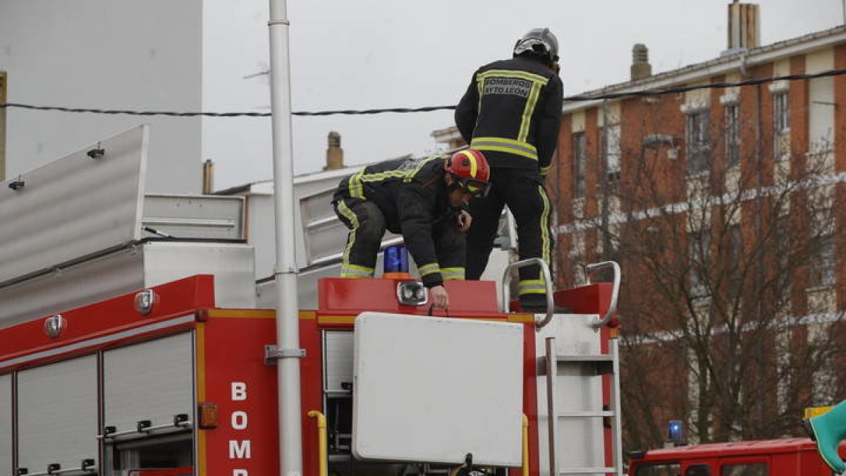 Los bomberos de León abrieron la puerta del ascensor. RAMIRO