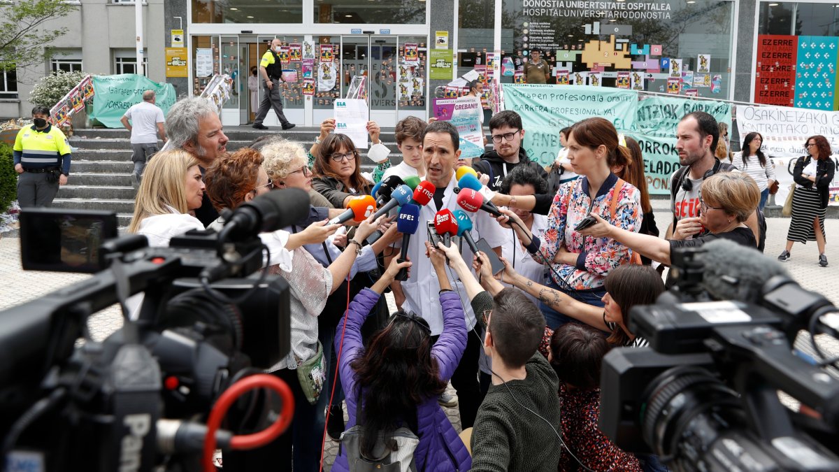 El subdirector médico de la OSI Donostialdea de Osakidetza, Xabier Zubeldia, ha aclarado este jueves que la paciente aislada en el Hospital Donostia con síntomas compatibles con una fiebre hemorrágica sufre una