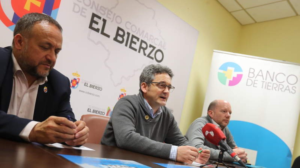 Los responsables del proyecto, ayer, en la presentación en el Consejo Comarcal.