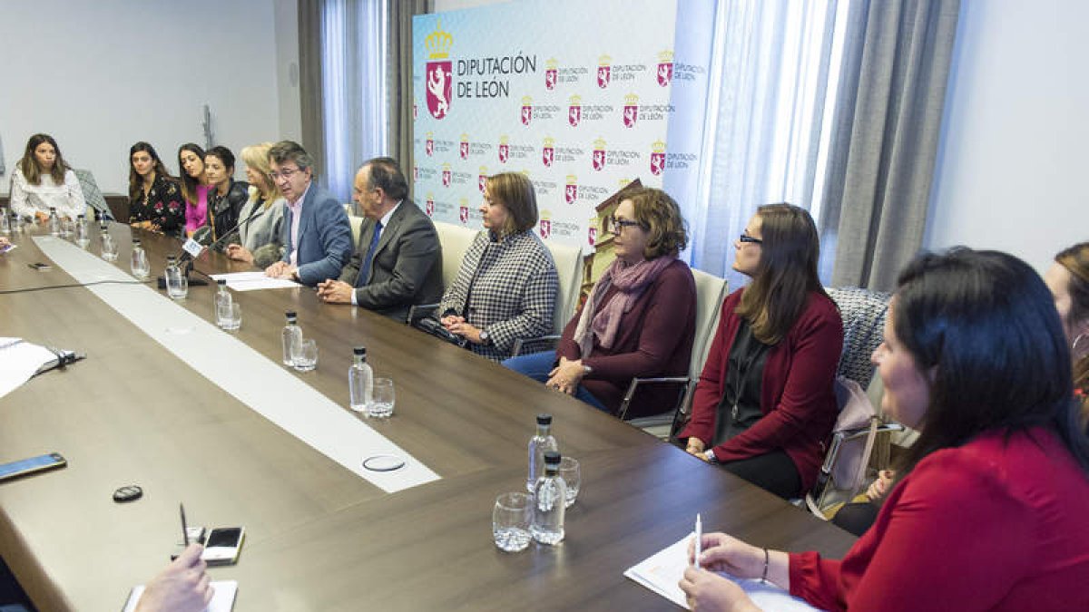 El presidente de la Diputación y el diputado de Cultura, con las maestras del programa. FERNANDO OTERO