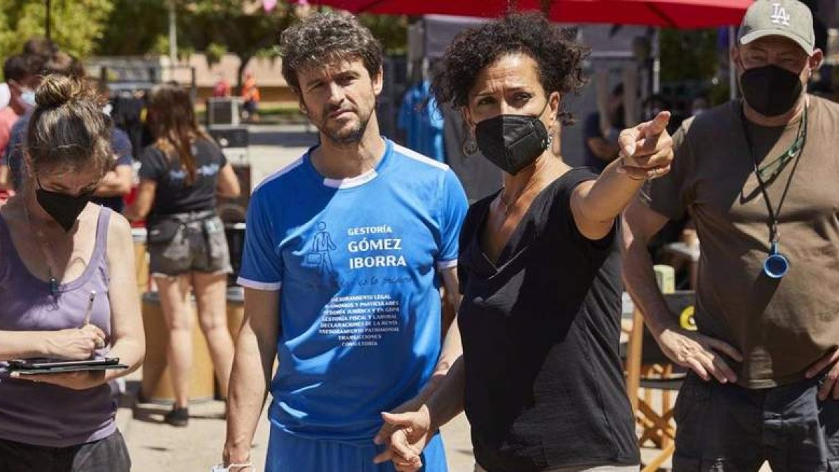 Diego Martín y la directora Laura Mañá, en el rodaje de ‘Un novio para mi mujer’. EP