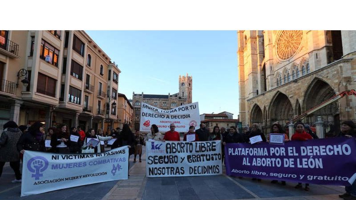 La plataforma contra la reforma de la ley del aborto retoma las protestas por las calles de León desde la plaza de Regla.