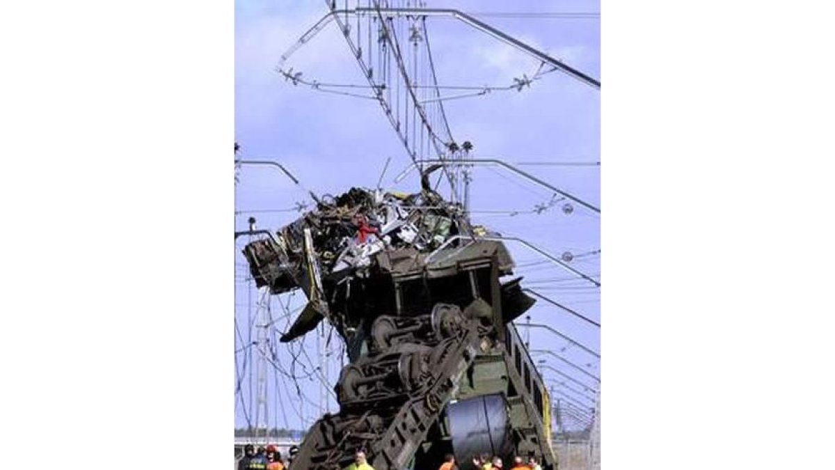La máquina y el vagón afectados por el brutal impacto se convirtieron en un amasijo de hierros.