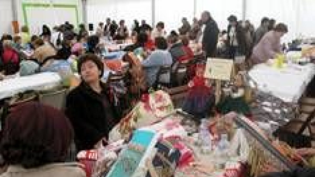 La casa de cultura y una carpa acogieron la los cientos de bolilleras